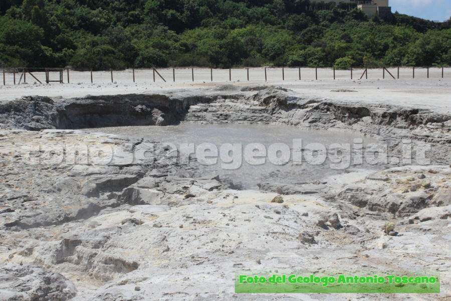 VIDEO CONOSCEREGEOLOGIA.it – le fumarole e la fangaia del cratere Solfatara