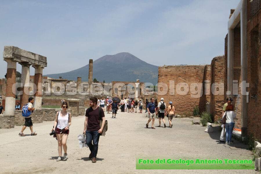 Rischio Vesuvio, i geologi dal sito archeologico di Pompei per parlare dello stato del vulcano più famoso al mondo