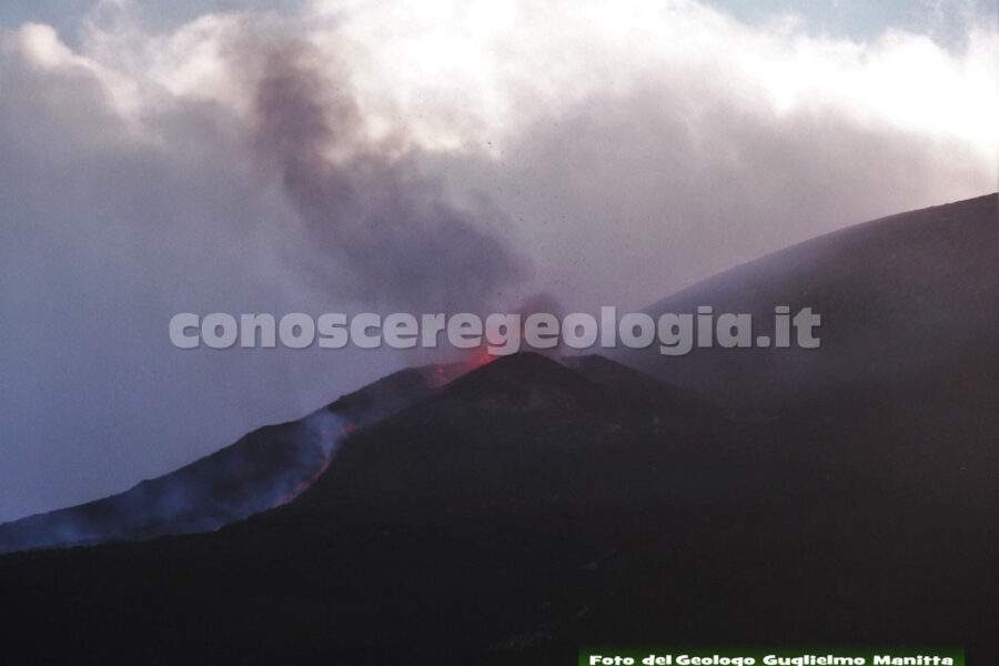 Stromboli, esplosioni dalla terrazza craterica