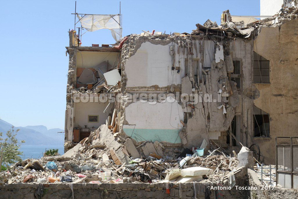 Crollo della struttura a Torre Annunziata, per non dimenticare – VIDEO CONOSCEREGEOLOGIA