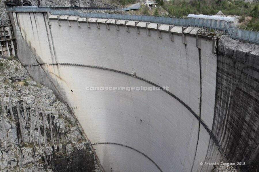 Il monumeto all’incuria umana è una diga, quella del Vajont