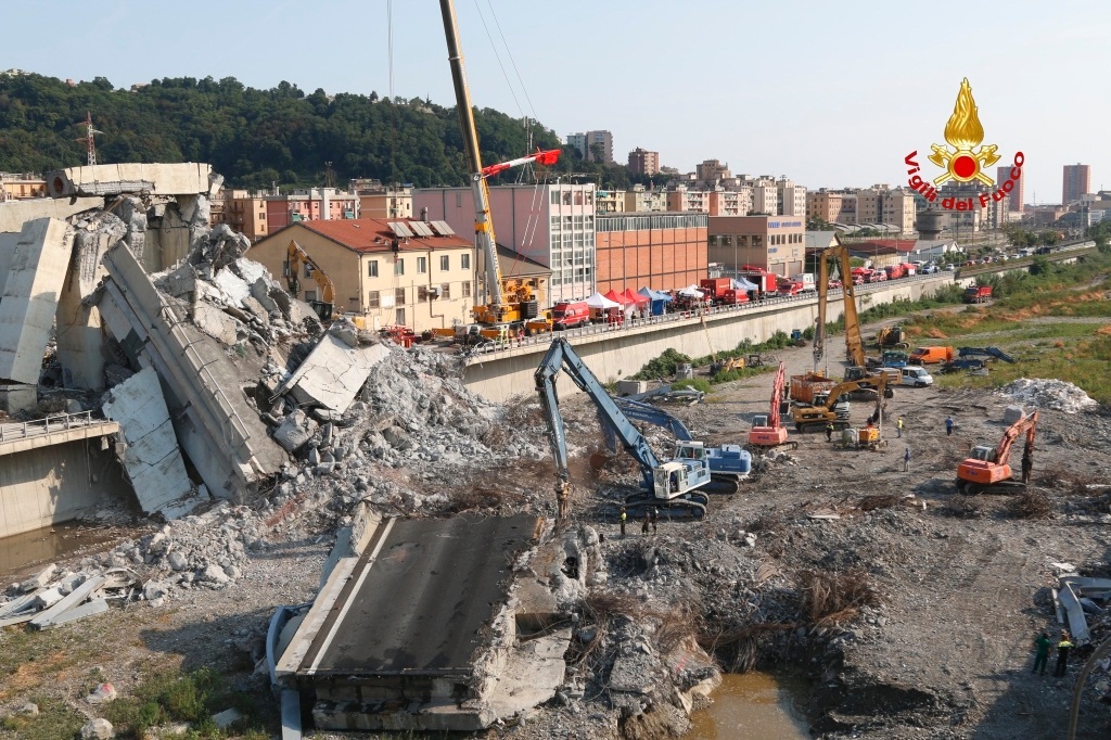Crollo ponte Morandi A10, vista cantiere dall’autoscala – VIDEO VIGILI DEL FUOCO