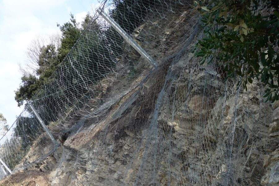 Dissesto e rischio idrogeologico: gli interventi di bonifica e consolidamento di costoni rocciosi, il caso delle barriere paramassi