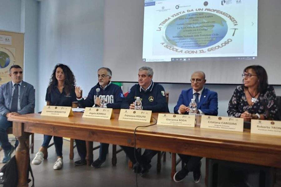 Oggi la presentazione de “La Terra vista da un professionista: a scuola con il Geologo”