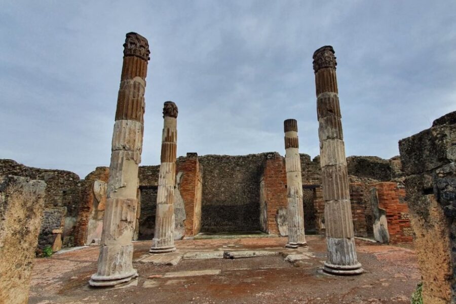 Pompei, dopo bombardamenti e terremoti, restaurate le colonne della Casa del Fauno – FOTOGALLERY