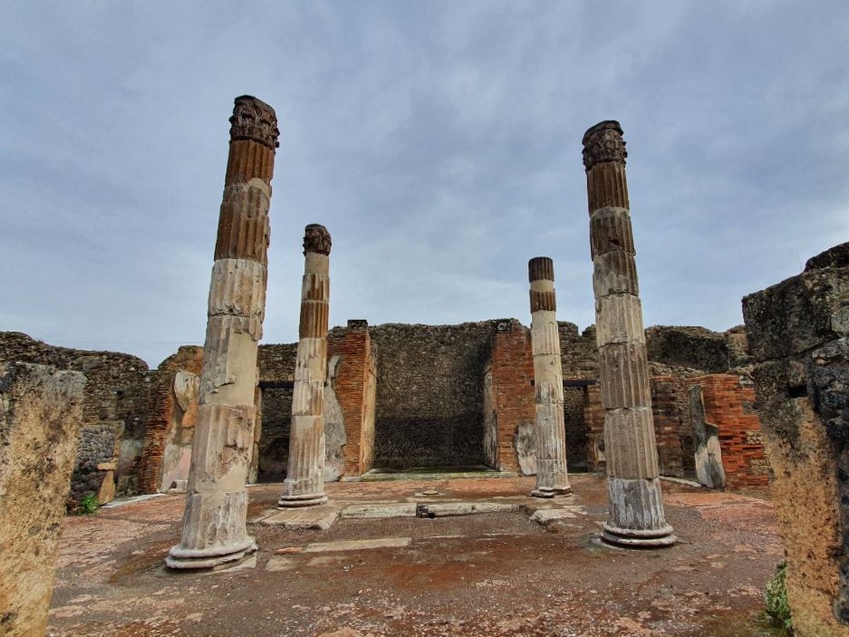 Pompei, dopo bombardamenti e terremoti, restaurate le colonne della Casa del Fauno – FOTOGALLERY