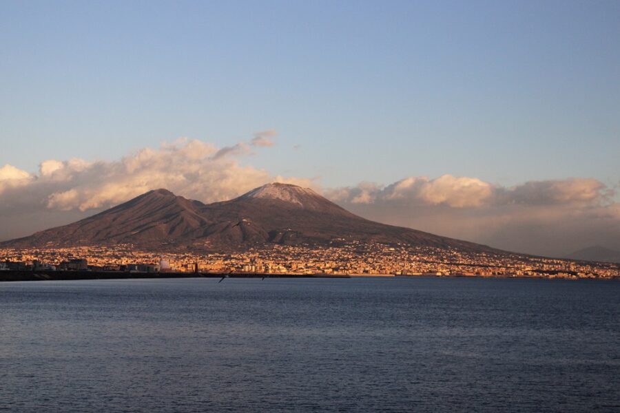 Vesuvio, Ischia e Campi Flegrei, un modello interpretativo delle possibili eruzioni future